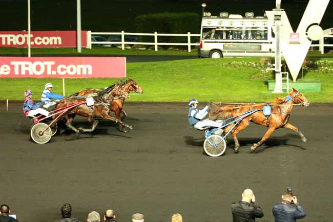 Photo d'arrivée de la course pmu PRIX DE PONDURAT à PARIS-VINCENNES le Samedi 19 décembre 2015