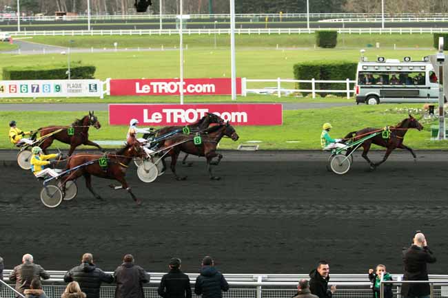 Photo d'arrivée de la course pmu PRIX DE COURSEULLES à PARIS-VINCENNES le Mardi 22 décembre 2015