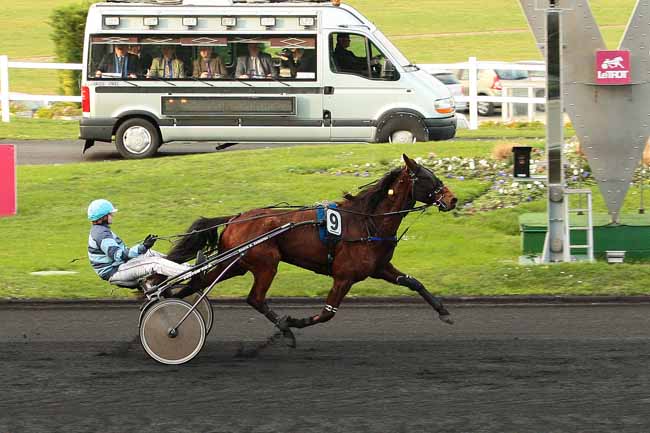 Photo d'arrivée de la course pmu PRIX DE COMPIEGNE à PARIS-VINCENNES le Jeudi 24 décembre 2015