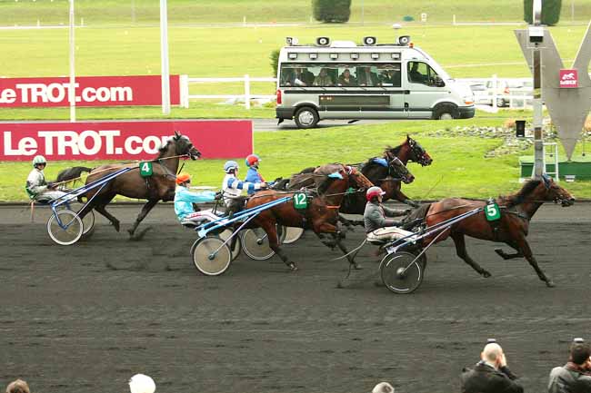 Photo d'arrivée de la course pmu PRIX DE GENCAY à PARIS-VINCENNES le Jeudi 24 décembre 2015