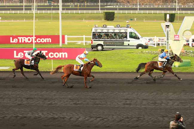 Photo d'arrivée de la course pmu PRIX DE JONVELLE à PARIS-VINCENNES le Jeudi 24 décembre 2015