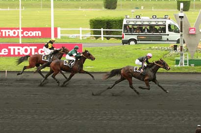 Photo d'arrivée de la course pmu PRIX SANS DIRE OUI à PARIS-VINCENNES le Vendredi 25 décembre 2015