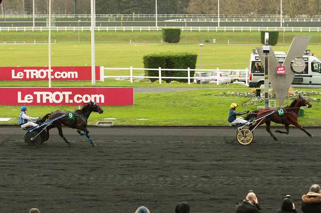 Photo d'arrivée de la course pmu PRIX EMMANUEL MARGOUTY à PARIS-VINCENNES le Vendredi 25 décembre 2015