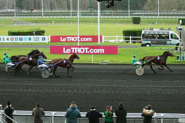 Photo d'arrivée de la course pmu PRIX DE BRIVE-LA-GAILLARDE à PARIS-VINCENNES le Vendredi 25 décembre 2015