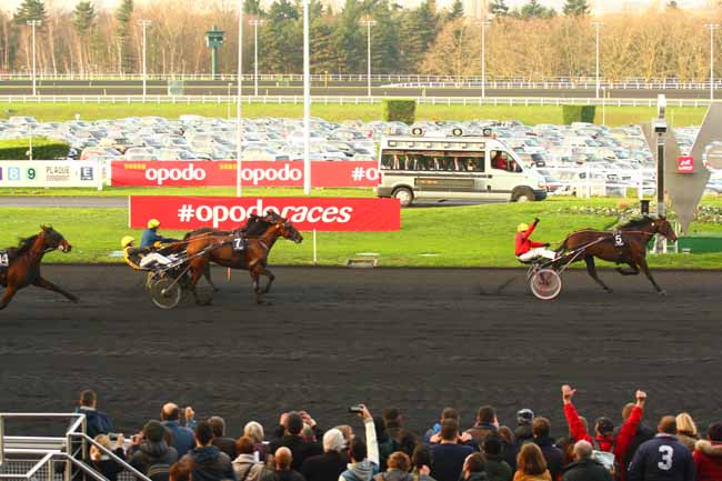 Photo d'arrivée de la course pmu CRITERIUM CONTINENTAL à PARIS-VINCENNES le Dimanche 27 décembre 2015