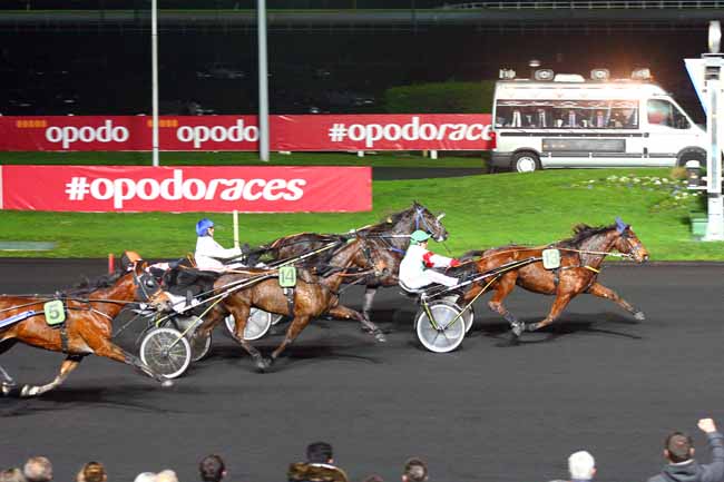 Photo d'arrivée de la course pmu PRIX DE MARLY à PARIS-VINCENNES le Dimanche 27 décembre 2015