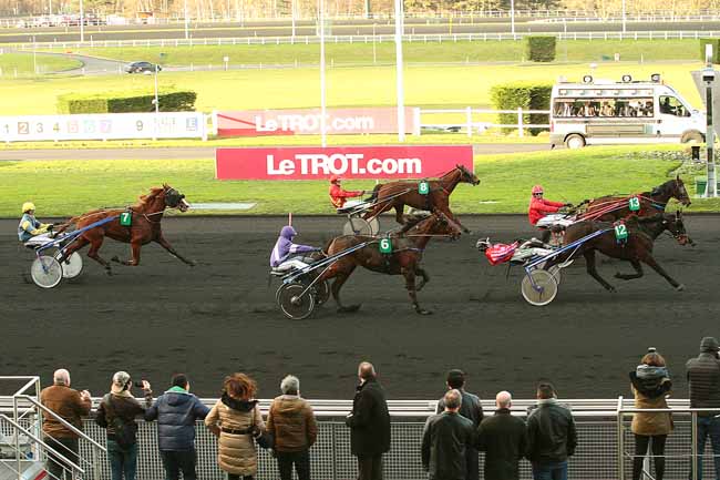 Photo d'arrivée de la course pmu PRIX DE BRASSAC-LES-MINES (GR B) à PARIS-VINCENNES le Mardi 29 décembre 2015
