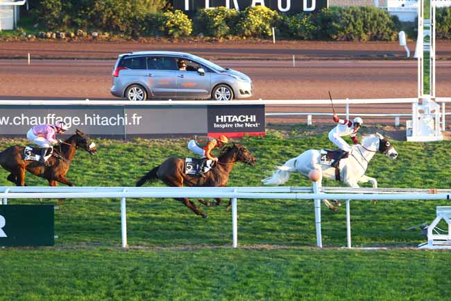 Photo d'arrivée de la course pmu PRIX DE LA BOURGOGNE à CAGNES-SUR-MER le Mercredi 30 décembre 2015