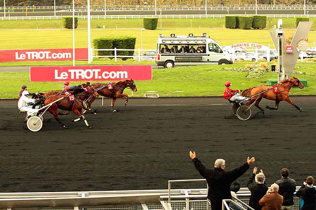 Photo d'arrivée de la course pmu PRIX DE SAINT-DENIS à PARIS-VINCENNES le Mercredi 30 décembre 2015