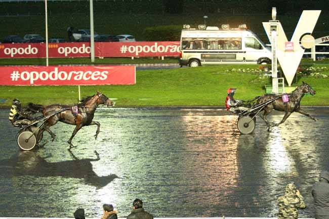 Photo d'arrivée de la course pmu PRIX DE CRESSERONS à PARIS-VINCENNES le Dimanche 3 janvier 2016