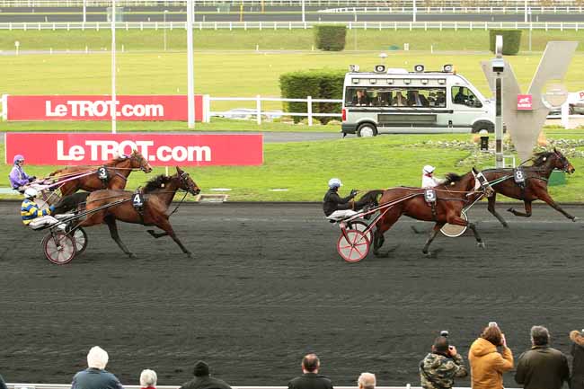 Photo d'arrivée de la course pmu PRIX DE CHARLEVILLE à PARIS-VINCENNES le Lundi 4 janvier 2016