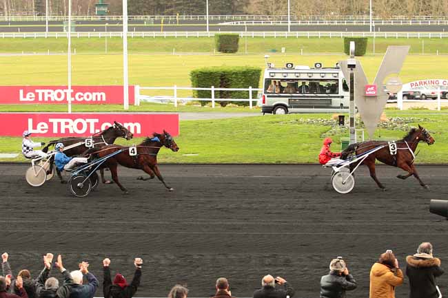 Photo d'arrivée de la course pmu PRIX DE COURBEVOIE à PARIS-VINCENNES le Mercredi 6 janvier 2016