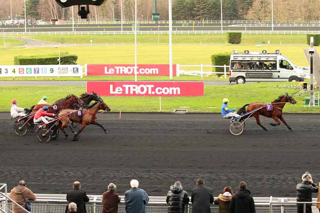 Photo d'arrivée de la course pmu PRIX DE COUCY-LE-CHATEAU à PARIS-VINCENNES le Mercredi 6 janvier 2016