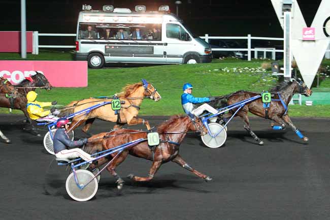 Photo d'arrivée de la course pmu PRIX D'ACIGNE à PARIS-VINCENNES le Samedi 9 janvier 2016