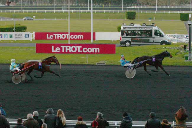 Photo d'arrivée de la course pmu PRIX DE SAINT-FLOUR à PARIS-VINCENNES le Samedi 16 janvier 2016