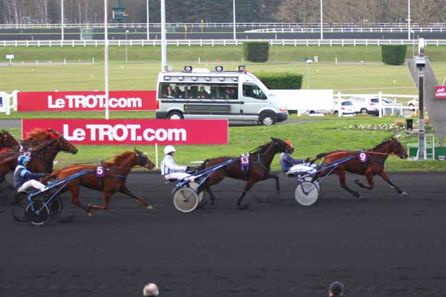 Photo d'arrivée de la course pmu PRIX DE LA CAPELLE à PARIS-VINCENNES le Lundi 18 janvier 2016