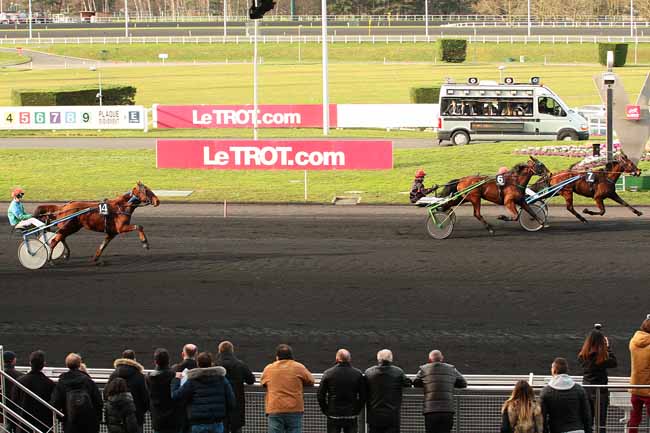 Photo d'arrivée de la course pmu PRIX DE LA GIRONDE à PARIS-VINCENNES le Samedi 6 février 2016