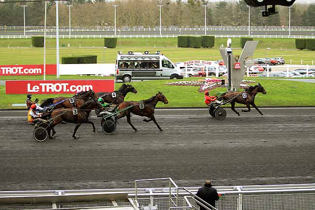 Photo d'arrivée de la course pmu PRIX DE LA CHARTRE-SUR-LE-LOIR à PARIS-VINCENNES le Lundi 8 février 2016