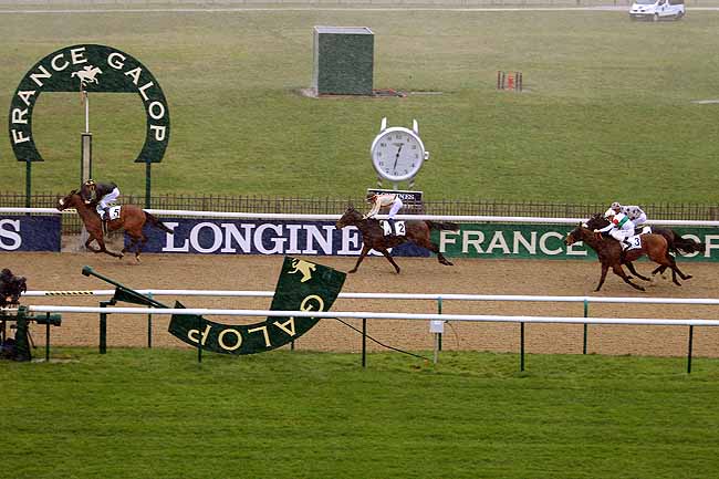 Photo d'arrivée de la course pmu PRIX DU FOND DE VINEUIL à CHANTILLY le Mardi 9 février 2016