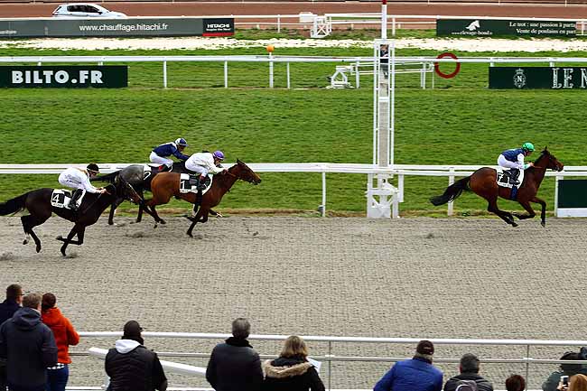 Photo d'arrivée de la course pmu PRIX DES GLYCINES à CAGNES-SUR-MER le Mercredi 17 février 2016