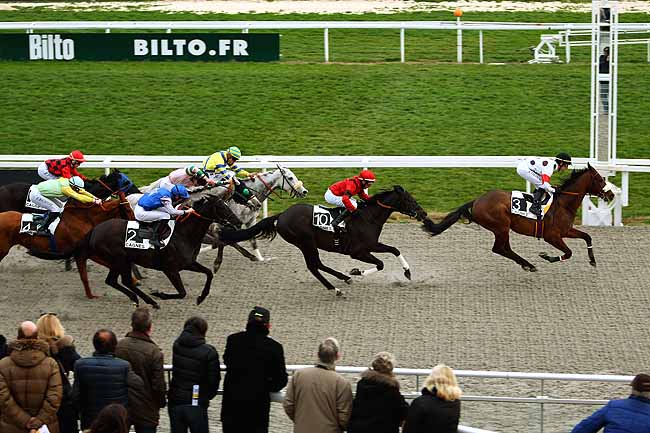 Photo d'arrivée de la course pmu PRIX DE L'ESTEREL à CAGNES-SUR-MER le Mercredi 17 février 2016