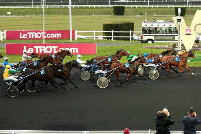 Photo d'arrivée de la course pmu PRIX DE CARQUEBUT à PARIS-VINCENNES le Lundi 22 février 2016