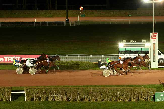Photo d'arrivée de la course pmu PRIX DE GIRAUMONT à ENGHIEN le Mercredi 24 février 2016