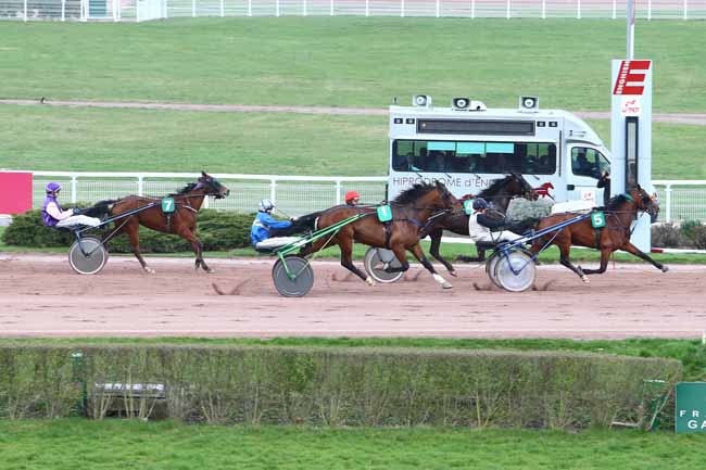 Photo d'arrivée de la course pmu PRIX DE CAUDEBEC à ENGHIEN le Vendredi 26 février 2016