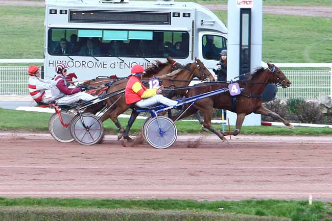 Photo d'arrivée de la course pmu PRIX DE MONTSALVY à ENGHIEN le Vendredi 26 février 2016