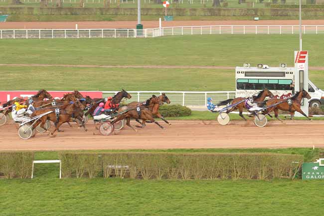 Photo d'arrivée de la course pmu PRIX DE NANTERRE à ENGHIEN le Samedi 27 février 2016
