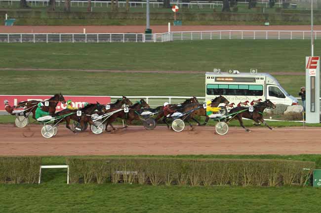 Photo d'arrivée de la course pmu PRIX DE SAINT-PIERRE-LE-MOUTIER (GR A) à ENGHIEN le Samedi 27 février 2016