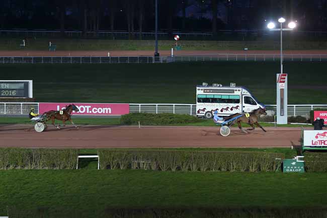 Photo d'arrivée de la course pmu PRIX DE SAINT-PIERRE-LE-MOUTIER (GR B) à ENGHIEN le Samedi 27 février 2016