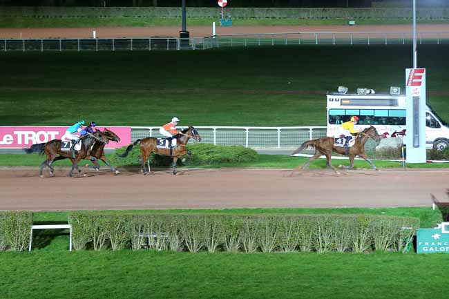 Photo d'arrivée de la course pmu PRIX DE POUGUES-LES-EAUX à ENGHIEN le Samedi 27 février 2016