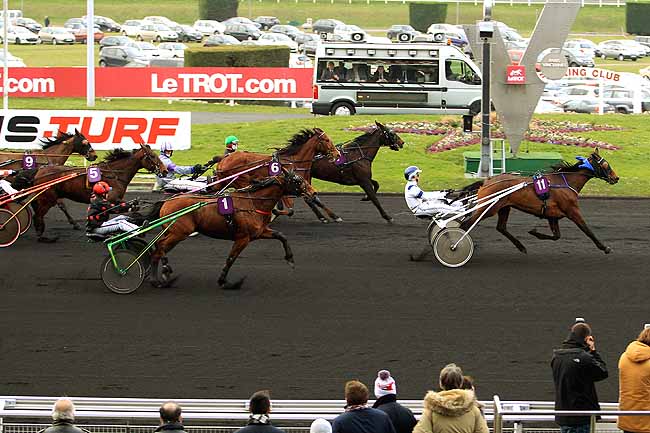 Photo d'arrivée de la course pmu PRIX DE MONFLANQUIN à PARIS-VINCENNES le Dimanche 28 février 2016