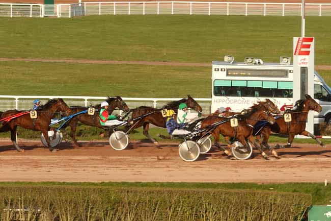 Photo d'arrivée de la course pmu PRIX DE BEMECOURT à ENGHIEN le Lundi 29 février 2016