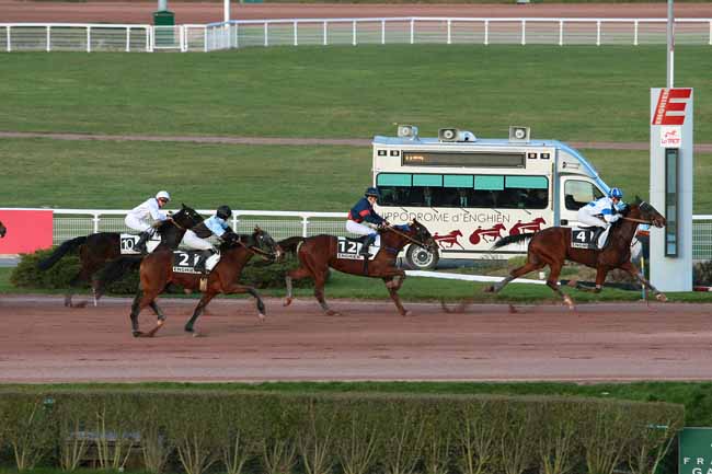 Photo d'arrivée de la course pmu PRIX DE CHAVILLE à ENGHIEN le Lundi 29 février 2016