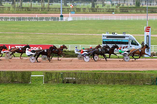 Photo d'arrivée de la course pmu PRIX DE SEDAN à ENGHIEN le Mercredi 2 mars 2016