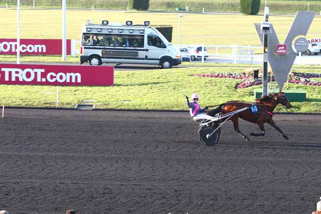 Photo d'arrivée de la course pmu PRIX DE SAINT-LO à PARIS-VINCENNES le Jeudi 3 mars 2016