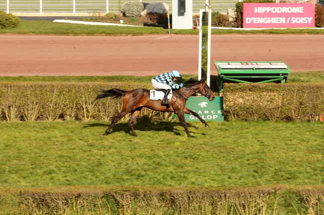 Photo d'arrivée de la course pmu PRIX D'ESSAI DES POULAINS (PREMIER PELOTON) à ENGHIEN le Lundi 7 mars 2016