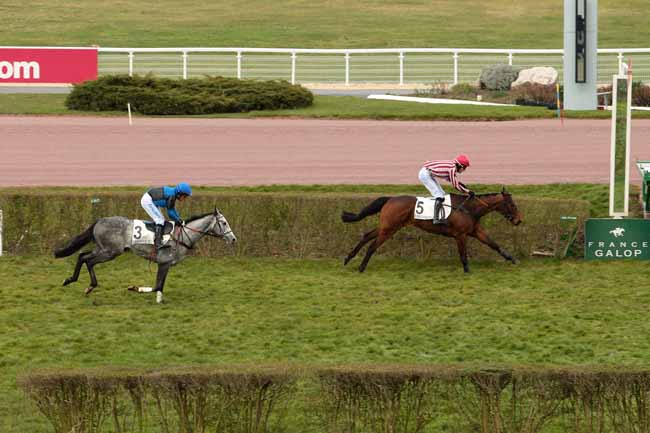 Photo d'arrivée de la course pmu PRIX D'ESSAI DES POULAINS (SECOND PELOTON) à ENGHIEN le Lundi 7 mars 2016