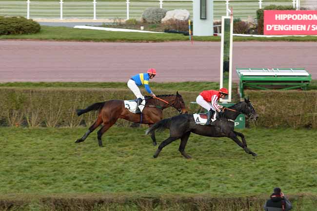 Photo d'arrivée de la course pmu PRIX BAROUD III à ENGHIEN le Lundi 7 mars 2016