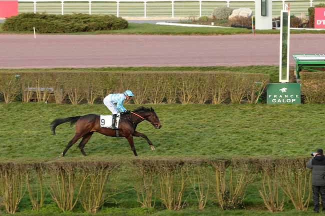 Photo d'arrivée de la course pmu PRIX MASTER BOB à ENGHIEN le Lundi 7 mars 2016