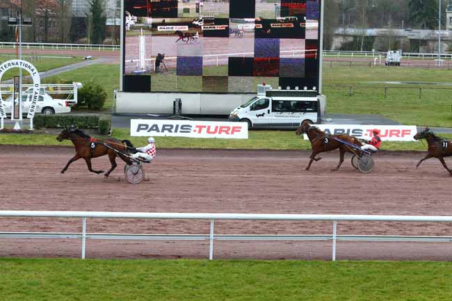 Photo d'arrivée de la course pmu PRIX DU CAFE DU CENTRE FLIXECOURT à AMIENS le Mercredi 9 mars 2016
