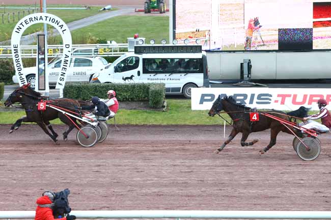 Photo d'arrivée de la course pmu PRIX MARATHON MAN (GR A) à AMIENS le Mercredi 9 mars 2016