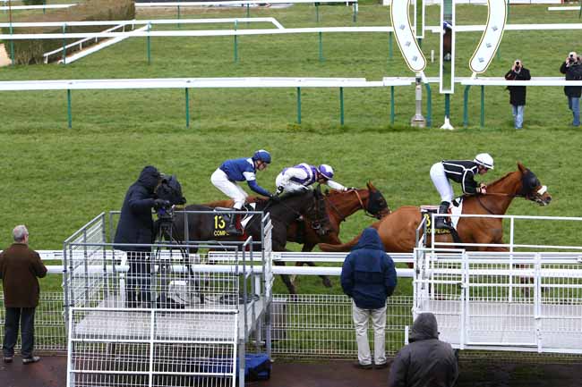Photo d'arrivée de la course pmu PRIX DE CLAIROIX à COMPIEGNE le Mercredi 9 mars 2016