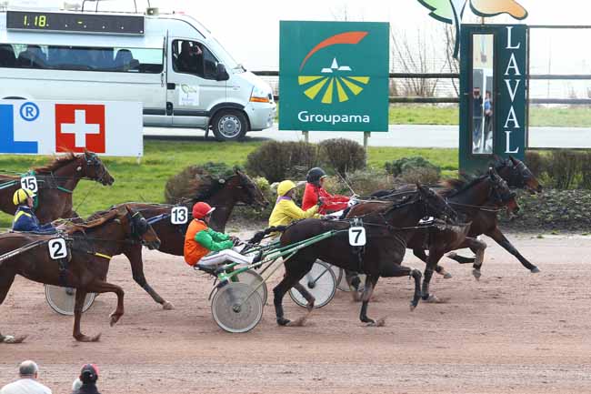 Photo d'arrivée de la course pmu GRAND PRIX DU CONSEIL DEPARTEMENTAL DE LA MAYENNE à LAVAL le Mercredi 16 mars 2016