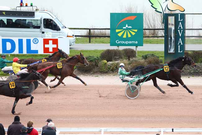 Photo d'arrivée de la course pmu PRIX DU COMITE DEPARTEMENTAL DU TOURISME DE LA MAYENNE à LAVAL le Mercredi 16 mars 2016