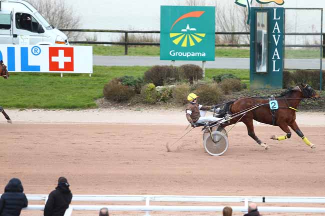 Photo d'arrivée de la course pmu PRIX WWW.LAMAYENNE.FR à LAVAL le Mercredi 16 mars 2016