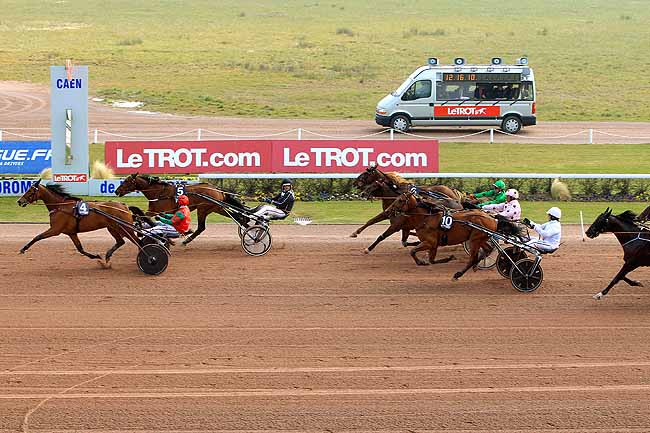 Photo d'arrivée de la course pmu PRIX DE CAUVICOURT à CAEN le Vendredi 18 mars 2016