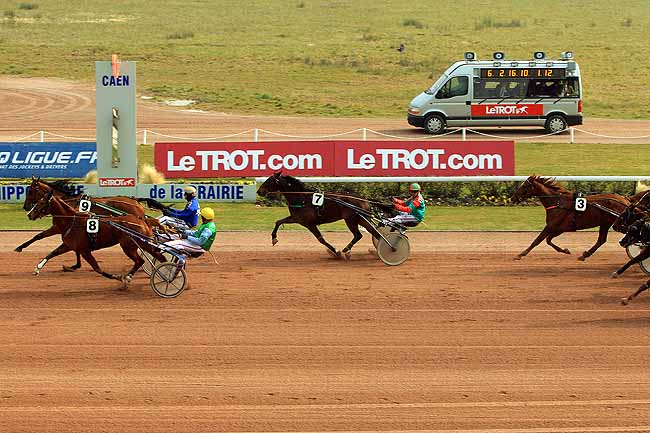 Photo d'arrivée de la course pmu PRIX DE LUC-SUR-MER à CAEN le Vendredi 18 mars 2016